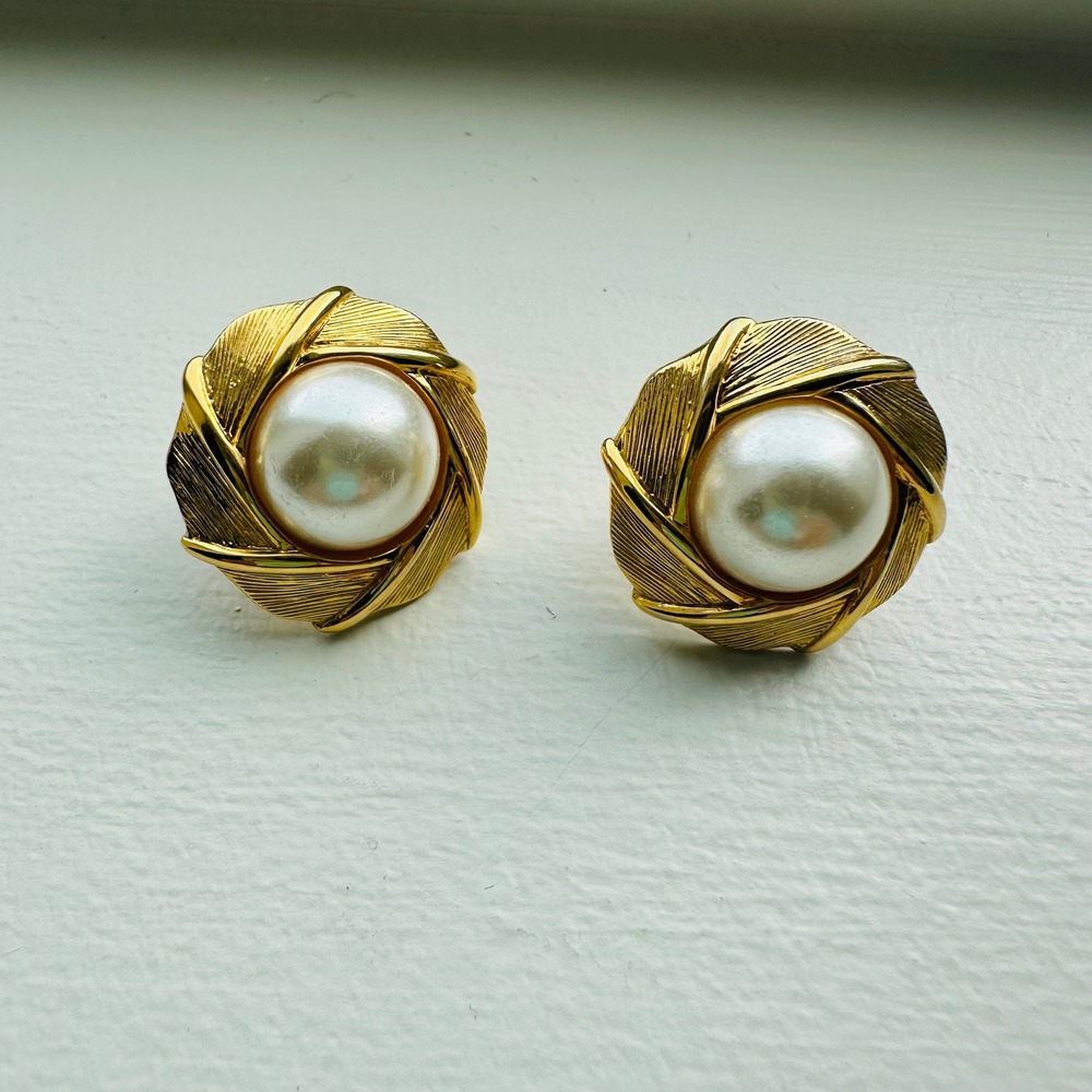 Vintage Napier Faux Pearl Gold Tone Swirl Button Clip On Earrings Screw Back
